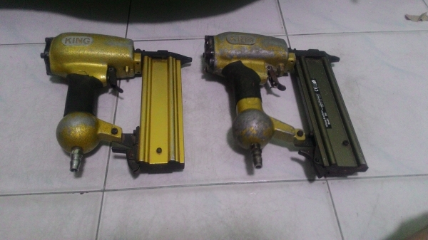 ปืนยิงตะปู KING F50 เป็นปืนขาเดี่ยว สภาพดีพร้อมใช้งานครับ