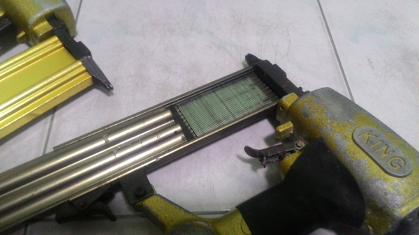 ปืนยิงตะปู KING F50 เป็นปืนขาเดี่ยว สภาพดีพร้อมใช้งานครับ