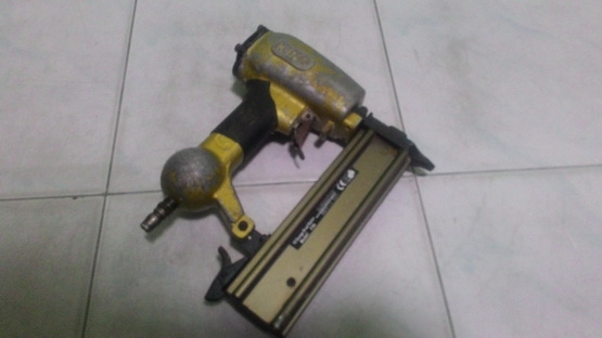 ปืนยิงตะปู KING F50 เป็นปืนขาเดี่ยว สภาพดีพร้อมใช้งานครับ