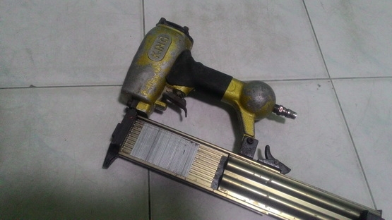 ปืนยิงตะปู KING F50 เป็นปืนขาเดี่ยว สภาพดีพร้อมใช้งานครับ