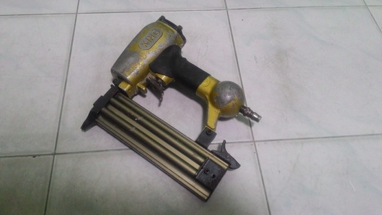 ปืนยิงตะปู KING F50 เป็นปืนขาเดี่ยว สภาพดีพร้อมใช้งานครับ