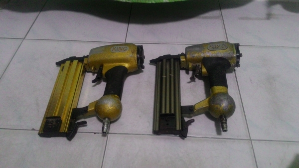 ปืนยิงตะปู KING F50 เป็นปืนขาเดี่ยว สภาพดีพร้อมใช้งานครับ