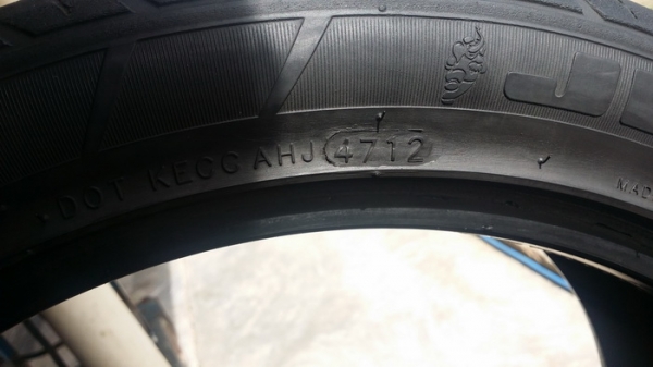 ยาง 225 /45 /18  ปี 12