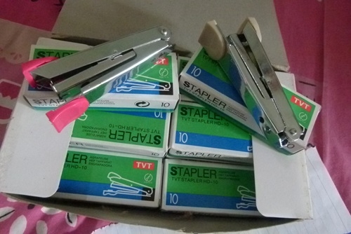 แม็กซ์ ตัวใหญ่ 2300 บาท.- เย็บกระดาษได้หนา 210 แผ่น ( แถมให้ฟรี ครับๆ แม็กซ์ 18 ตัว และ ไส้แม็กซ์ 2 กล่อง ) แม็กซ์ ตัวใหญ่ 2300 บาท.- เย็บกระดาษได้หนา 210 แผ่น ( แถมให้ฟรี ครับๆ แม็กซ์ 18 ตัว และ ไส้แม็กซ์ 2 กล่อง )