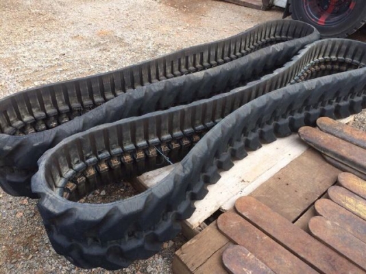 ขายแทรคยาง ใช้กับ รถขุด HITACHI EX30 นำเข้าจากญี่ปุ่น ติดต่อ 081-2990958/089-8368497 (เจ้าของขายเอง)