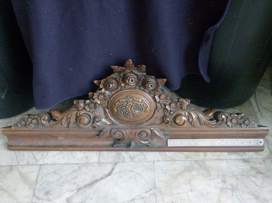 บัวไม้แกะสลัก