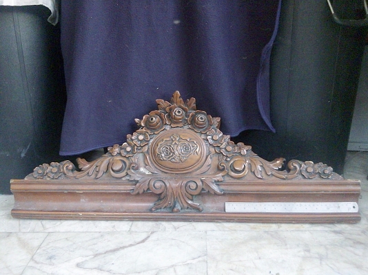 บัวไม้แกะสลัก