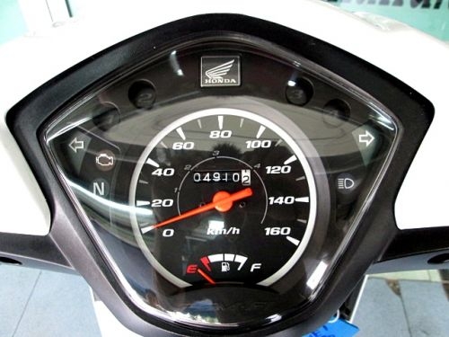 wave 110 i สีขาวดำ พิมนิยม ( สต๊าทมือ ) รถเดือน กุมภาพันธ์ ปี 58 ไมล์ 4 พันโล ฟรีโอน แถม 5 รายการ 31900