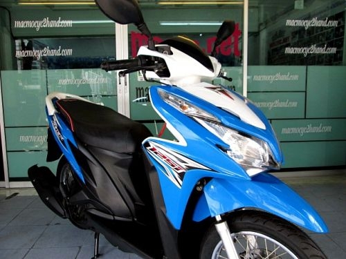 CLICK 125 i สีน้ำเงินขาว  รถเดือน ตุลาคม ปี2555 ไมล์ 8 พันโล โปรโมชั่น แถม 4รายการ