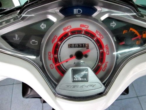 CLICK 110 i สีดำแดง ล้อ DID  รถเดือน กันยายน ปี2554 ไมล์  2 หมื่นโล โปรโมชั่น ฟรีค่าโอน แถม 4 รายการ 18900