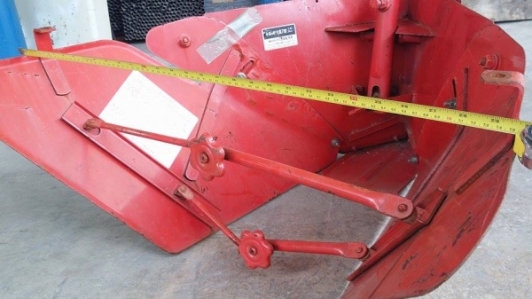 ตัวแหวกร่อง เก่าญี่ปุ่น ใช้ติดกับรถไถเดินตาม หรือรถพรวนดิน ช่วยในการขึ้นร่องไถได้ง่ายและสะดวกขึ้น สภาพดี