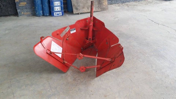 ตัวแหวกร่อง เก่าญี่ปุ่น ใช้ติดกับรถไถเดินตาม หรือรถพรวนดิน ช่วยในการขึ้นร่องไถได้ง่ายและสะดวกขึ้น สภาพดี