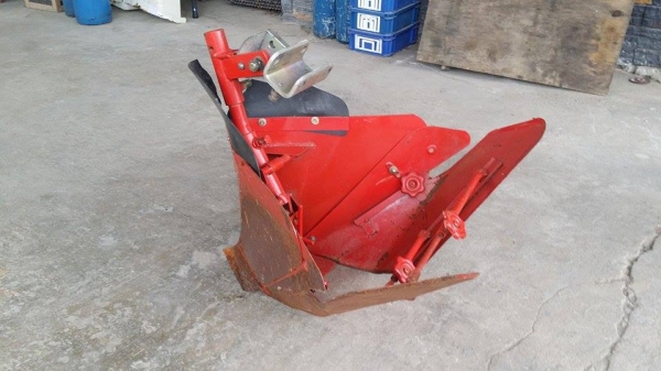 ตัวแหวกร่อง เก่าญี่ปุ่น ใช้ติดกับรถไถเดินตาม หรือรถพรวนดิน ช่วยในการขึ้นร่องไถได้ง่ายและสะดวกขึ้น สภาพดี