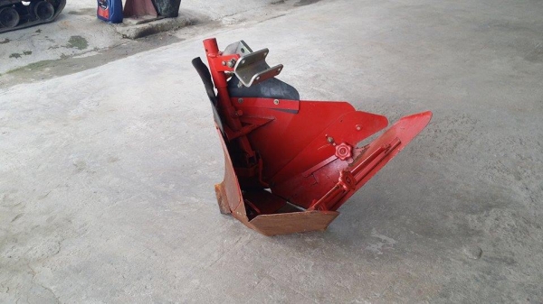 ตัวแหวกร่อง เก่าญี่ปุ่น ใช้ติดกับรถไถเดินตาม หรือรถพรวนดิน ช่วยในการขึ้นร่องไถได้ง่ายและสะดวกขึ้น สภาพดี