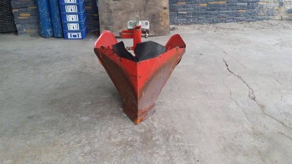 ตัวแหวกร่อง เก่าญี่ปุ่น ใช้ติดกับรถไถเดินตาม หรือรถพรวนดิน ช่วยในการขึ้นร่องไถได้ง่ายและสะดวกขึ้น สภาพดี