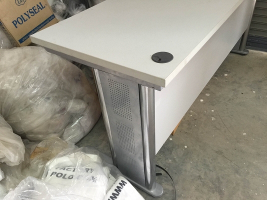 โต๊ะสำนักงานตัวL ยี่ห้อ ITK  ขายเหมา 4 ตัว 8,000 บาท