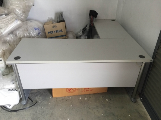 โต๊ะสำนักงานตัวL ยี่ห้อ ITK  ขายเหมา 4 ตัว 8,000 บาท