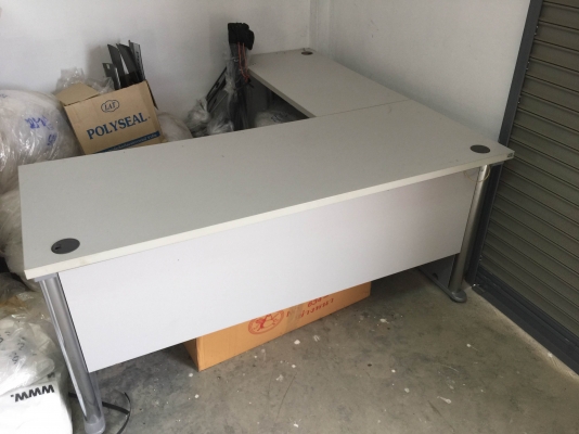 โต๊ะสำนักงานตัวL ยี่ห้อ ITK  ขายเหมา 4 ตัว 8,000 บาท