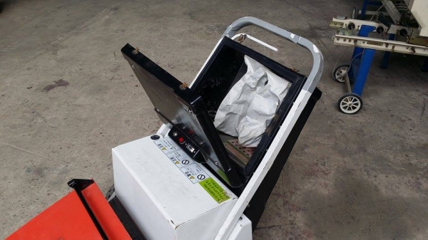 เครื่องดูดฝุ่นเก่าญี่ปุ่น AMANO รุ่น  FE100 สภาพดี เครื่องพร้อมใช้งาน  ขนาดกระทัดรัด  ช่วยให้การทำความสะอาดง่าย