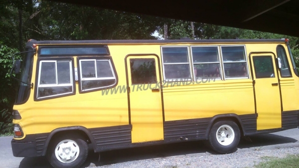 รถบัส ยี่ห้อ BENZ ขนาดความยาว  6.50  เมตร   24  ที่นั่ง เครื่อง DQ100  90 แรงม้า