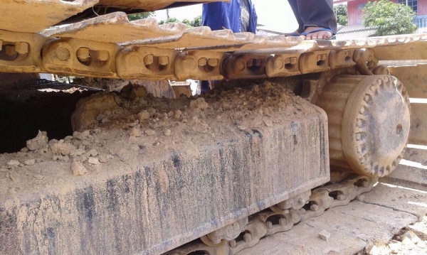 KOMATSU PC 200-3 รถสภาพดีพร้อมใช้งานได้เลย เครื่องยนต์ 6D14 Turbo ปั๊มเดิมๆแรงดีทำงานได้เร็ว ภายในเก๋งสะอาด คอนโทรลง่ายใช้งานได้คล่องตัว ภายนอกบอดี้สวยเดิมดี บูมอาร์มสวยมีปะมีดามบ้างเล็กน้อยครับ ระบบไฮดรอลิกส์ซีลกระบอกมีแตกเยิ้มบ้างนิดหน่อยครับ ช่วงล่างแน