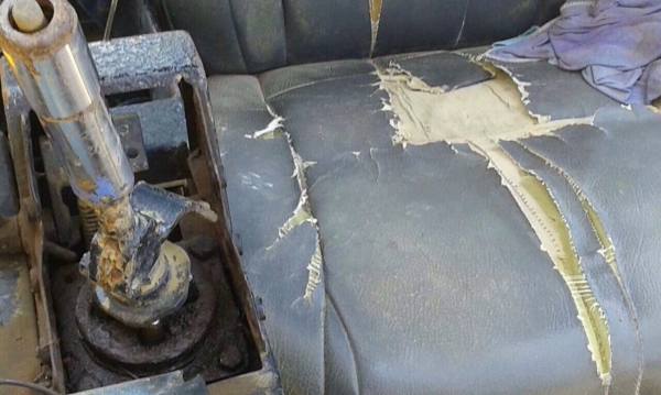 KOMATSU PC 200-3 รถสภาพดีพร้อมใช้งานได้เลย เครื่องยนต์ 6D14 Turbo ปั๊มเดิมๆแรงดีทำงานได้เร็ว ภายในเก๋งสะอาด คอนโทรลง่ายใช้งานได้คล่องตัว ภายนอกบอดี้สวยเดิมดี บูมอาร์มสวยมีปะมีดามบ้างเล็กน้อยครับ ระบบไฮดรอลิกส์ซีลกระบอกมีแตกเยิ้มบ้างนิดหน่อยครับ ช่วงล่างแน