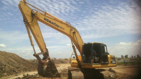 ขายด่วนครับ ด่วนมากๆครับ แบ็คโฮ PC 200 รุ่น 8 S/N7000 ใช้งานได้ 9000 ช.ม.