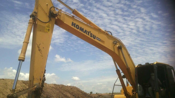 ขายด่วนครับ ด่วนมากๆครับ แบ็คโฮ PC 200 รุ่น 8 S/N7000 ใช้งานได้ 9000 ช.ม.