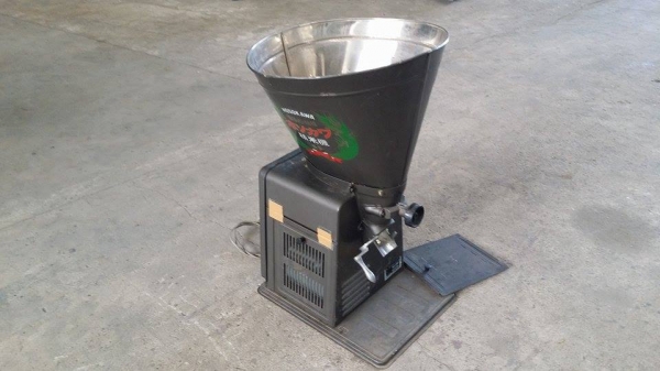 เครื่องขัดข้าวขาวเก่าญี่ปุ่น HOSOKAWA รุ่น  1BE สภาพดี  สามารถใช้ขัดสีข้าวกล้องให้เป็นข้าวขาว ขนาดกระทัดรัด