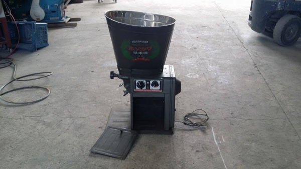 เครื่องขัดข้าวขาวเก่าญี่ปุ่น HOSOKAWA รุ่น  1BE สภาพดี  สามารถใช้ขัดสีข้าวกล้องให้เป็นข้าวขาว ขนาดกระทัดรัด