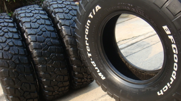 ขายยางMud BF Goodrich KM2 255 85 r16 ปี09 สวยๆ