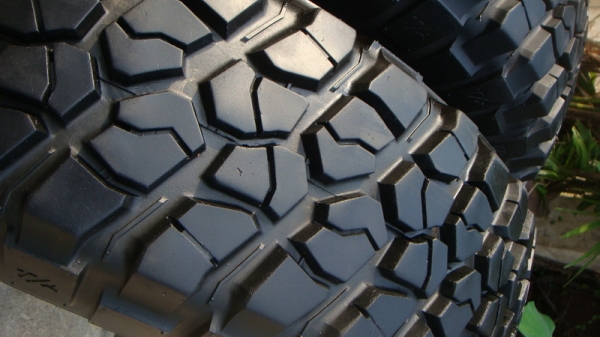 ขายยางMud BF Goodrich KM2 255 85 r16 ปี09 สวยๆ