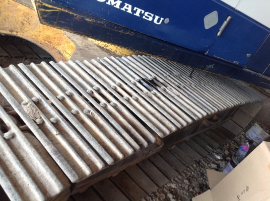 ขายโซ่ พร้อมใบแทรค ของแท้นอกพร้อมถอดให้ ของKOMATSU PC 200-5 สนใจติดต่อโดยตรง 081-4283210