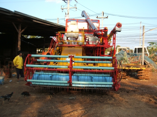 ขายด่วน รถเกี่ยวข้าวเกษตรพัฒนา อุ้มตัวเดิน 10 HT ปั้มอิมตัน 22 เครื่อง 6HH 195 แรงม้า โซ่ D2 ใหม่ ลอนเลอร์ใหม่  สภาพดีพร้อมใช้งาน  ต้องการขายเพื่อเลิกกิจการ