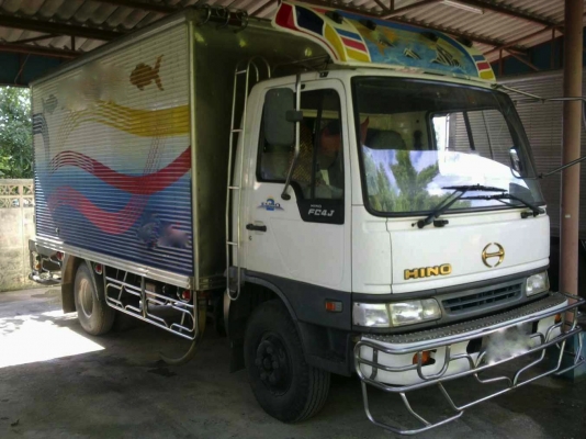 รถฮีโน่ 6 ล้อ ตู้เย็น FC4J  145 แรงม้า  ปี 45  สนใจติดต่อ 081 - 6079515