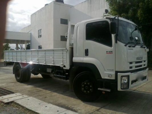 รถอิซูซุ 6 ล้อ  240 แรงม้า  ปี 55  วิ่ง 7000 กม.  สนใจติดต่อ 081 - 6079515