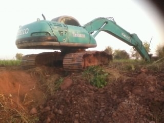 KOBELCO MARK V SUPER SK-200 รถสวยสภาพดีมากครับพร้อมทำงานได้เลย ไฟฟ้าหน้าจอครบ ทำงานเร็วมากไม่มีปัญหาเลย เครื่องแห้งดีไม่มีเยิ้ม บูมอาร์มสวยไม่มีปะ ช่วงล่างดีเต็มดีพร้อมลุยงานได้เลย เอกสารใบอินวอยซ์ครบพร้อม ราคาต่อรองได้ครับ