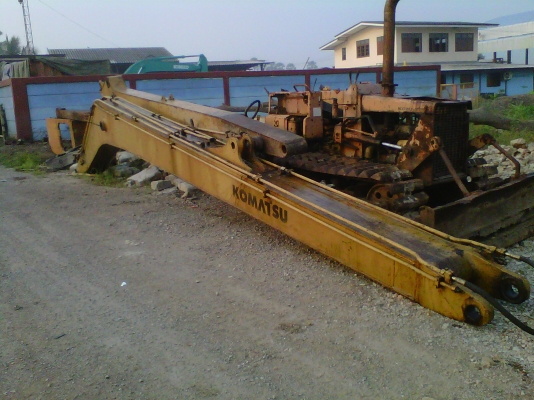 ขายบูมยาวรถแมคโครPC200-3-5 พร้อมกระบอกและบุ๋งกี้สนใจติดต่อ บอย 085-156-2314