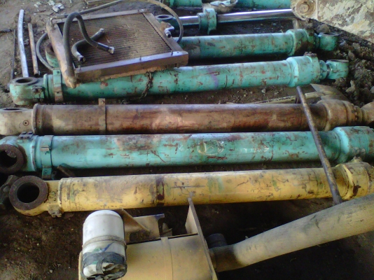 ขายกระบอกอามKOBELCO รุ่น5และรุ่น6 สนใจติดต่อ บอย 085-156-2314