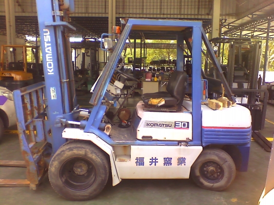 ต้องการขายรถ komatsu  3 ton