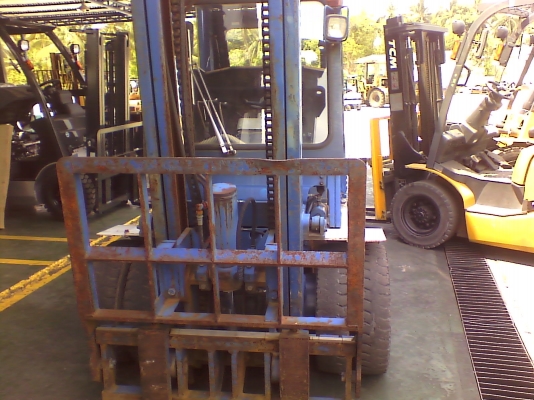 ต้องการขายรถ komatsu  3 ton