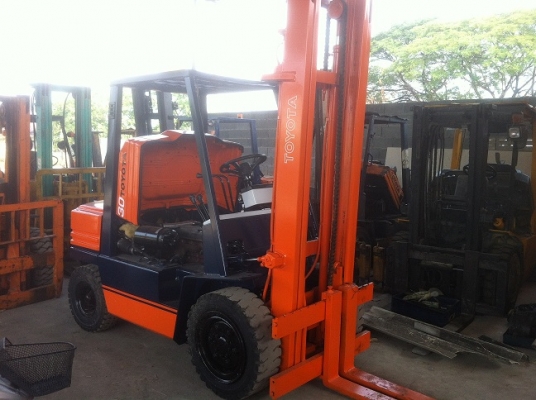 ขายเหมา ฟอล์คลิฟต์ 3.0 ตัน TOYOTA 5FD30   เสาสูง 4 เมตร และ 4.5 เมตร