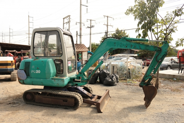 มี VDO Komatsu PC20-7 หัวเก๋ง เครื่องดำ สามสูบ ปั้มเฟือง แทรกยาง