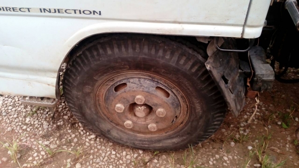 หกล้อกลางติดเครน