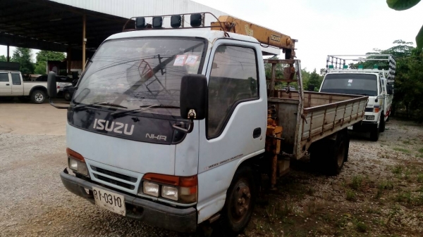 หกล้อกลางติดเครน