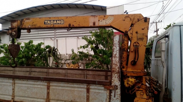 หกล้อกลางติดเครน