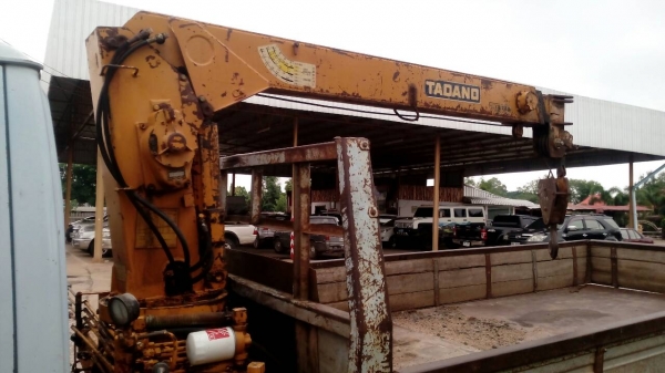 หกล้อกลางติดเครน