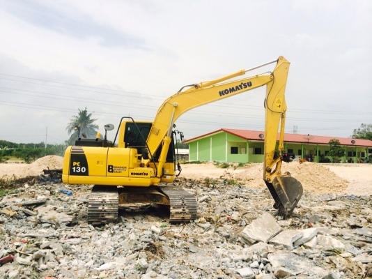 ให้เช่ารถแมคโค PC 200  + รถน้ำ  รายเดือน รายปี