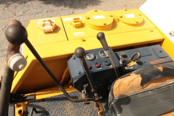 Komatsu PC30-3 เก่านอกนำเข้า พร้อมใช้ ไม่มีหลังคา