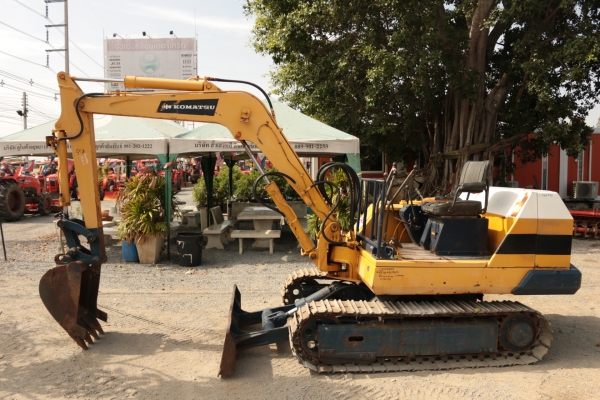 Komatsu PC30-3 เก่านอกนำเข้า พร้อมใช้ ไม่มีหลังคา